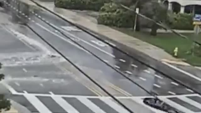 A #timelapse shows how #Hurricanelan flooded a #FortMyers, #Fl...