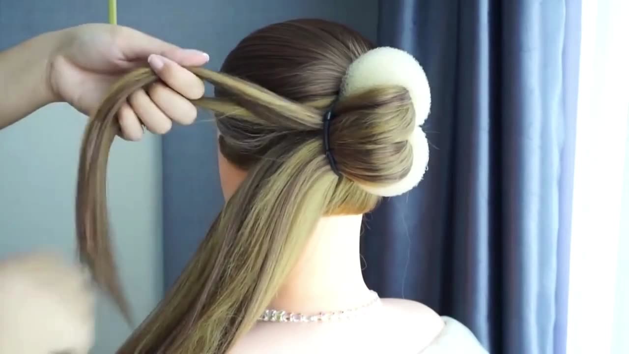 Hairstyle Tutorial: Easy Bun with a Hair Donut #hairstyle #hairtutorial