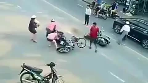 Brave Girl fighting 💪 Against Thief