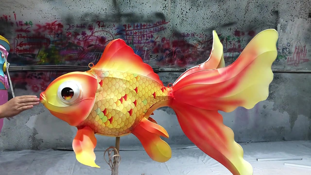 Handmade fish lantern spray painting live #Hoyechi #Lantern #Chineselantern