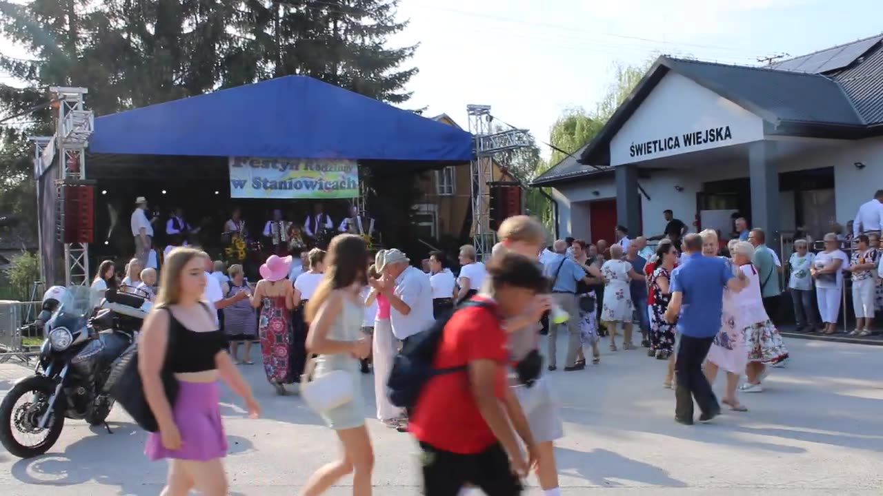 '' Mom Jo Konisia '' Kapela Heńka