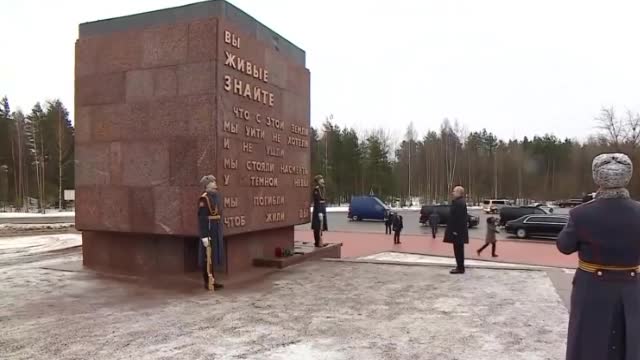 Putin lays flowers at Landmark Stone in Leningrad Region