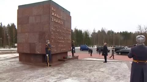 Putin lays flowers at Landmark Stone in Leningrad Region