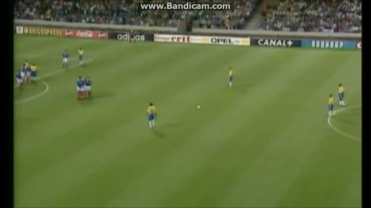 Roberto Carlos amazing free kick for brazil