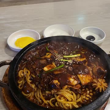 Hot stone Jjajang noodle 돌판짜장 Chinese food Korean style