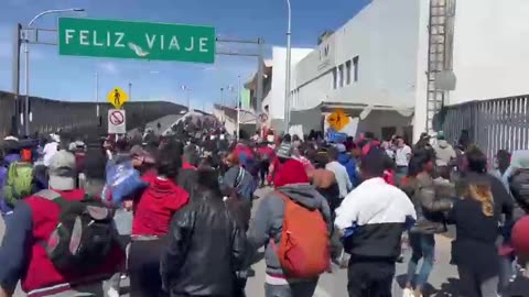 Group of 1000+ migrants attempts to rush port of entry in El Paso, Texas