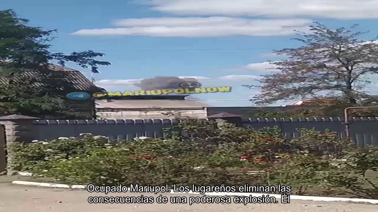 Ocupado Mariupol. Los lugareños eliminan las consecuencias de una poderosa explosión. Ocurrió cer
