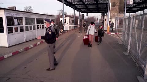 Fleeing war, people cross into Romania from Ukraine