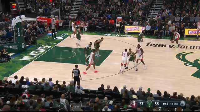 Jalen Green crazy dribble move to shake Jrue Holiday and hits step back 3 🤯