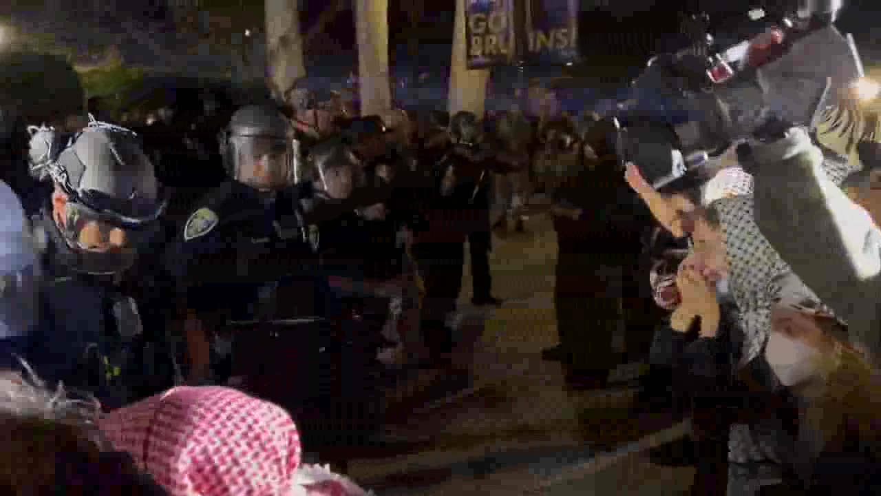 Awesome moment from UCLA Hamas protest.