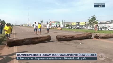 Caminhoneiros fecham rodovias após vitória de Lula | SBT Brasil (31/10/22)