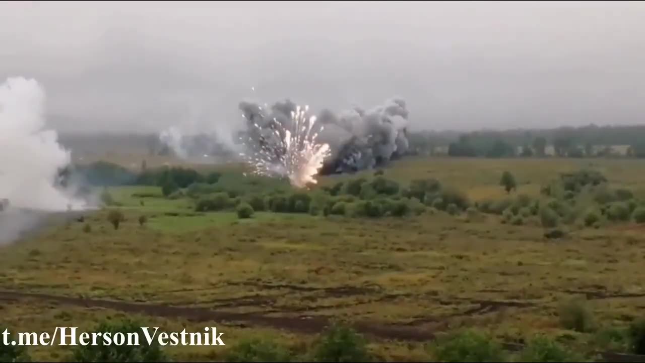 Russian TOS 1A thermobaric MLRS firing at targets at close range - Ukraine War 2022