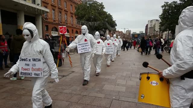 Les MAsques Blancs Toulouse Action Pancartes et sitting morts apres injection le 17 dec