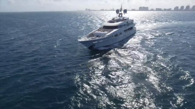 Luxury yacht CHASING DAYLIGHT