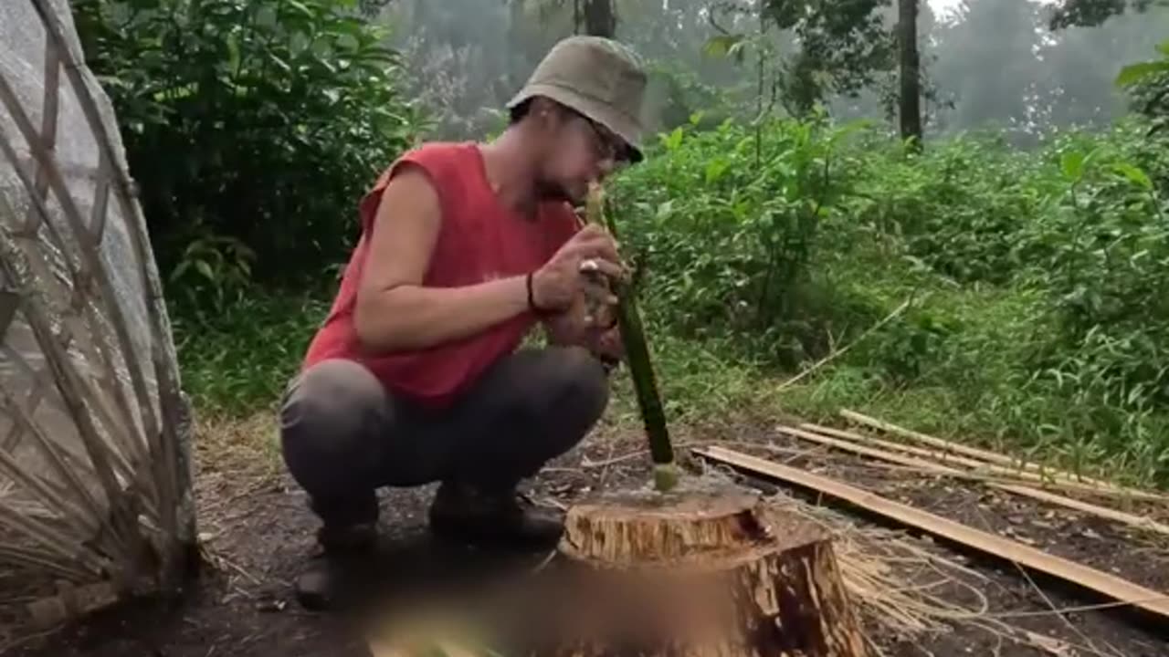 BEST SOLO BUSHCRAFT HEAVY RAIN - BUILD A UNIQUE SHELTER - Part 3