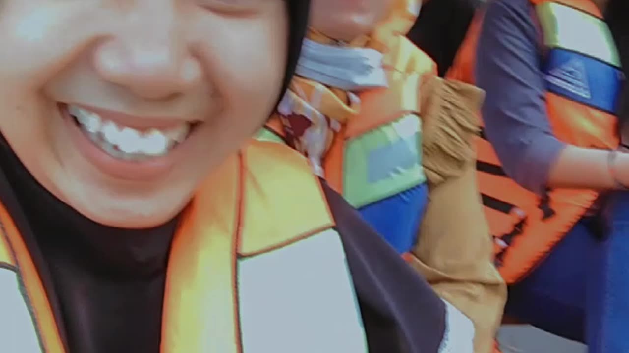 Naik perahu menyusuri sungai