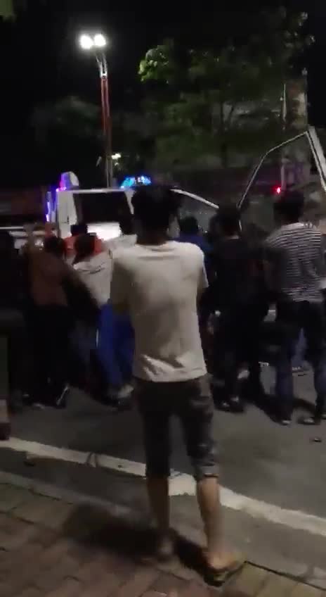 A Chińczycy mają tego dość! Wściekli ludzie burzą wszystko przed sobą w chaosie Guangzhou 3