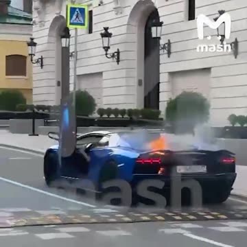 313.000 Euro teuer: Hier verkohlt ein Lamborghini in Moskau
