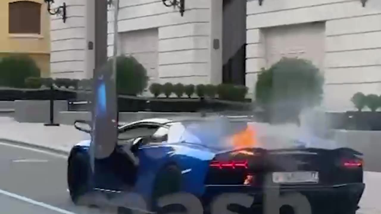 313.000 Euro teuer: Hier verkohlt ein Lamborghini in Moskau