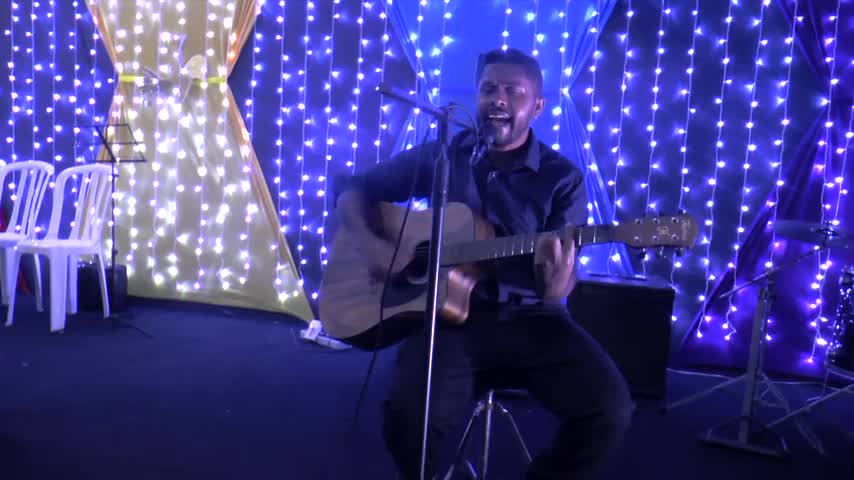 Incondicional é o nome da musica, tudo para honra e gloria a Deus.