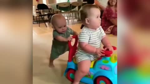 Baby's are trying to escape from parents👶🏻😂