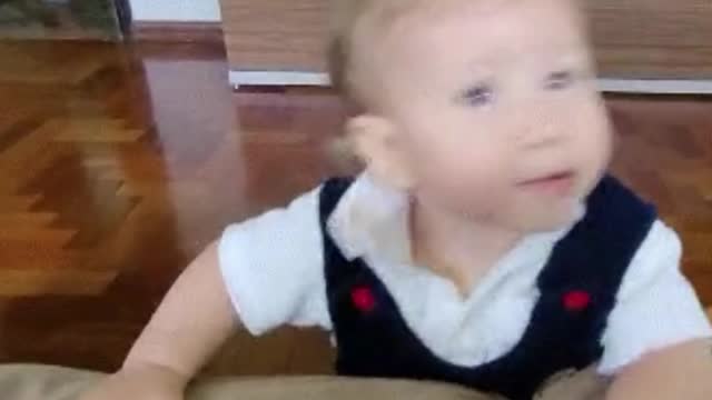 Baby dancing and shake your head... it´s friday baby