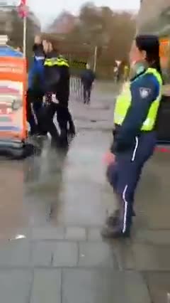 AANGEHOUDEN OM GEEN MONDKAPJE