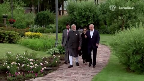 Putin gives Indian PM Narendra Modi a tour of his residence.mp4