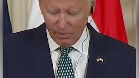 Biden Just Reads Answer From Piece of Paper