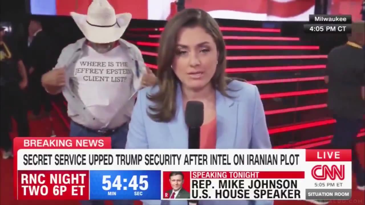 Trump supporter trolls CNN during live broadcast at RNC