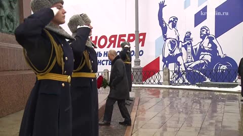 Putin laid flowers at the monument to Minin and Pozharsky in Moscow