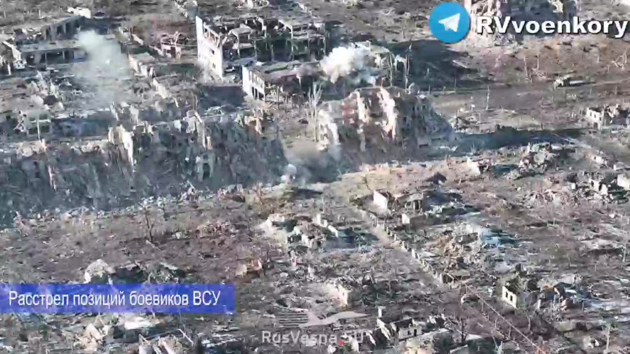 Assault on Marinka: Russian Army tanks advance through the ruins, destroying the enemy.