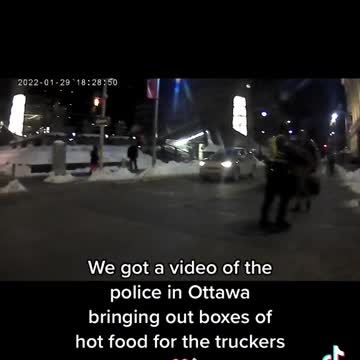 Ottowa, The Police are bringing food for the Truckers