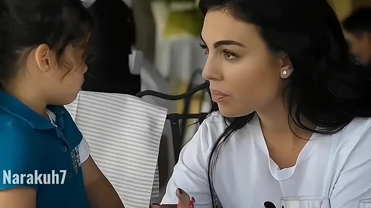 Alana hace los mismos gestos que su padre (Cristiano) ❤️😂