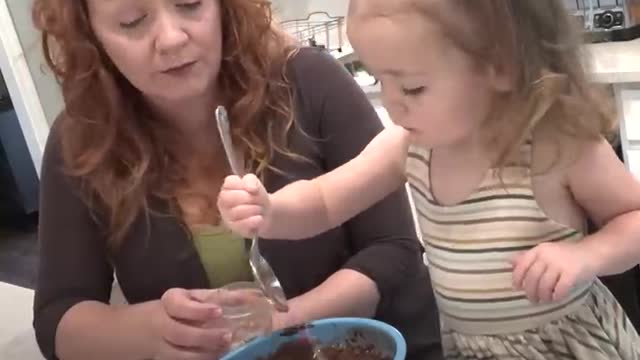 2-year-old goes viral for her hilarious diner routine l GMA