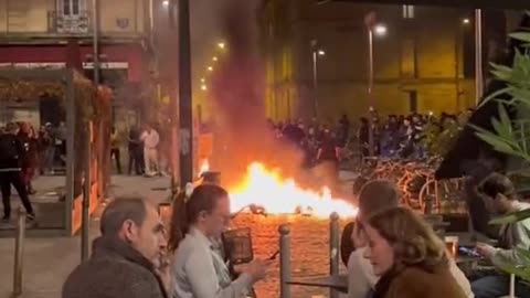 Normalising arson in France, people don't react and drink wine