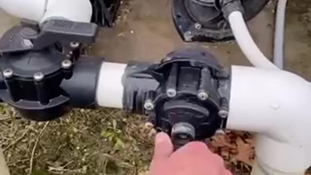 How to vacuum a swimming pool