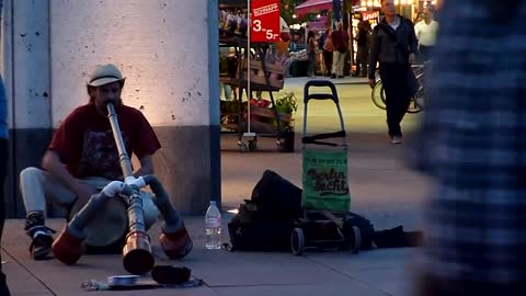 Street artist playing some nice music !