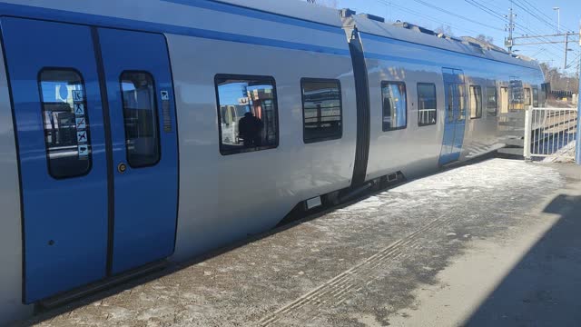 How fast 🚴三 is the train moving?