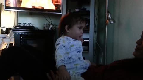 Beba llorando escucha "Let It Go" y baila al ritmo de Frozen de Disney