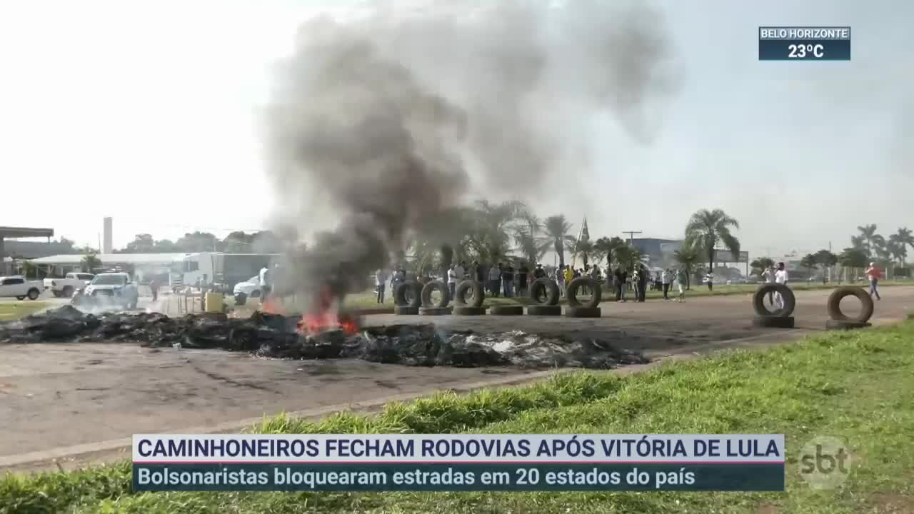 Caminhoneiros fecham rodovias após vitória de Lula | SBT Brasil (31/10/22)