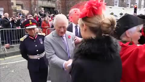 Le roi Charles et sa femme Camilla ont été bombardés d'œufs à York