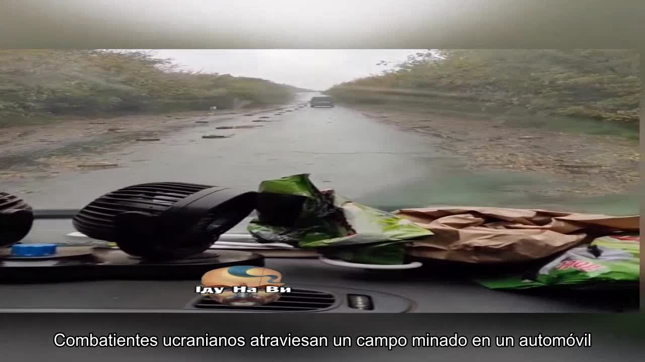 Los combatientes ucranianos atraviesan un campo minado con 300 minas antitanque en un automóvil