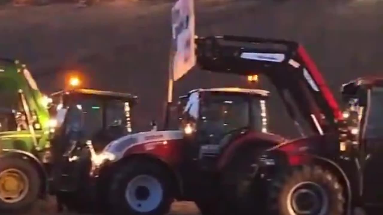 US Farmers at the Border NOT European Farmers for a change but American ones out supporting Texas &