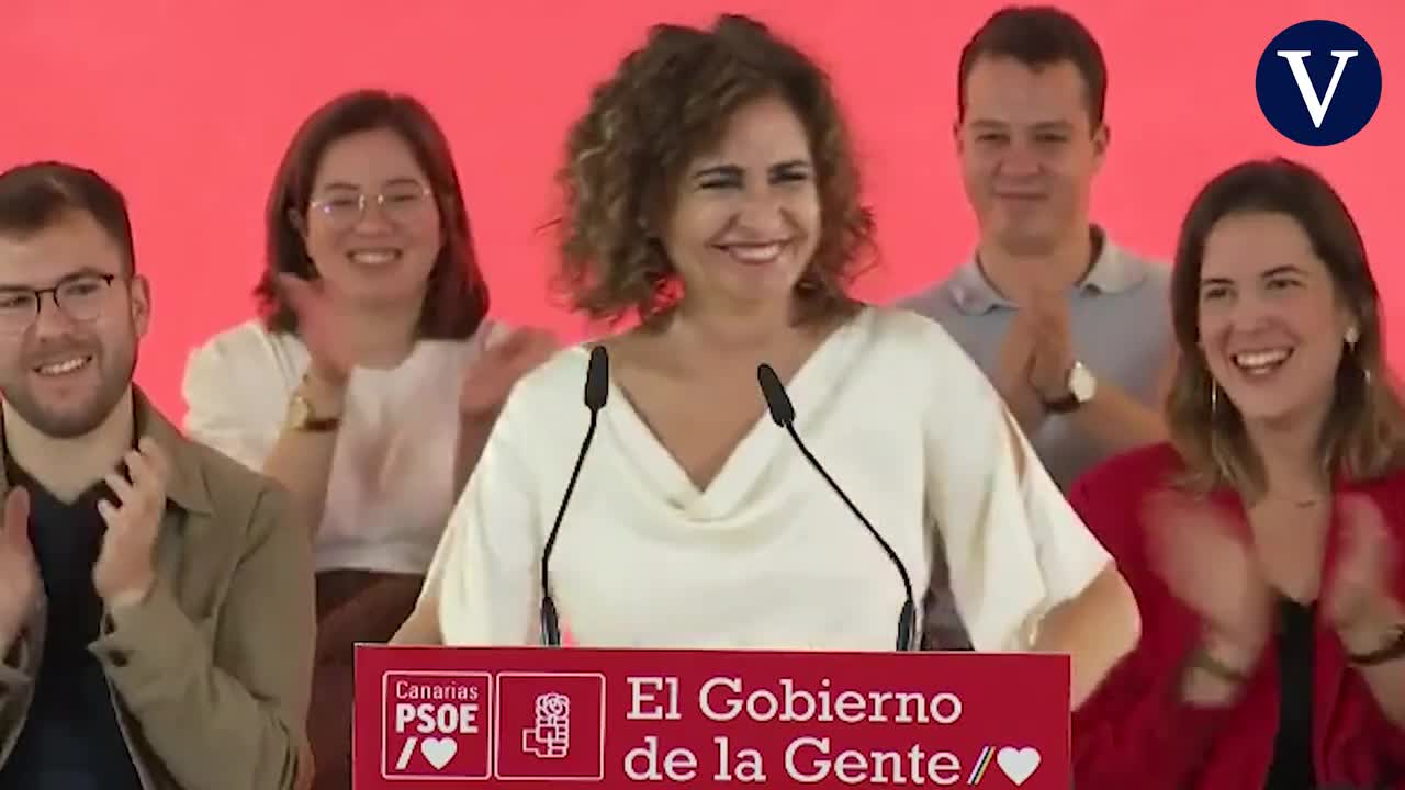 María Jesús Montero recibe una llamada de su madre en pleno mitin