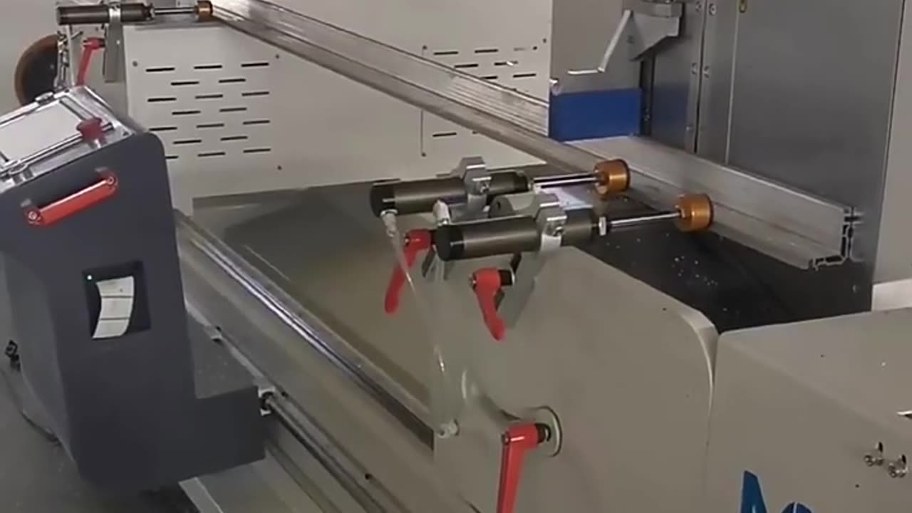 CNC double head cutting saw machine for aluminum profile #aluminum #saw