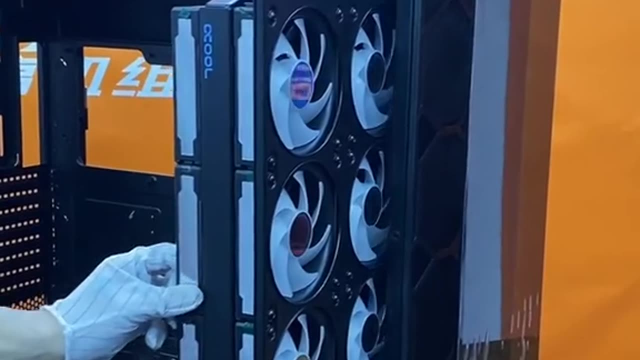 SATISFYING VIDEO OF GAMING PC ASSEMBLY