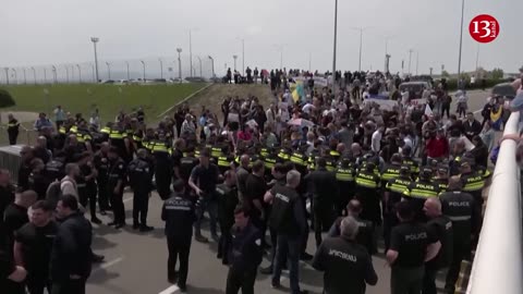 'You’re not welcome' -Protesters try to block Tbilisi airport as 1st direct flight from Russia lands