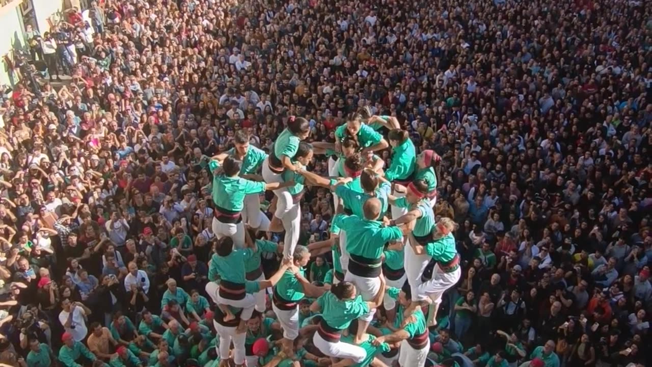 World's First '9 de 9' Human Tower