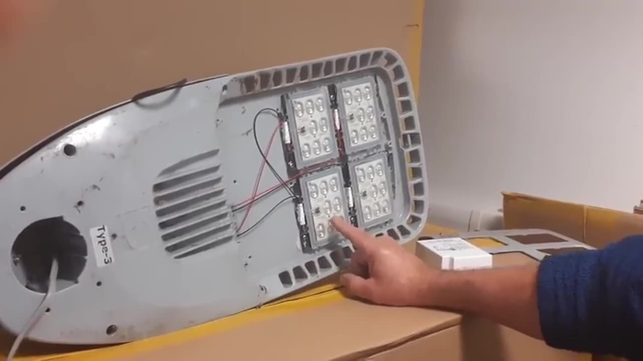 Mark Steele takes apart an LED streetlight and reveals all!